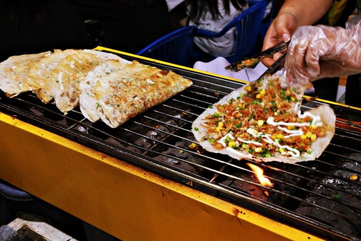 Bánh Tráng Nướng Đà Lạt – Hương Vị “Pizza Phố Núi”: Top 5 Quán Ngon Nhất!