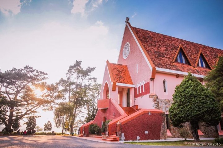 Nhà thờ Domaine Đà Lạt: Nét kiến trúc Pháp cổ kính trên đồi thông.