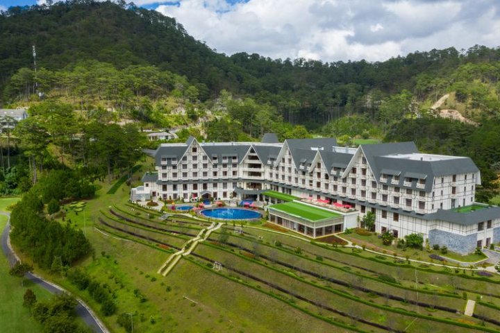Swiss Belresort Tuyền Lâm: Cập nhật giá phòng mới nhất hôm nay