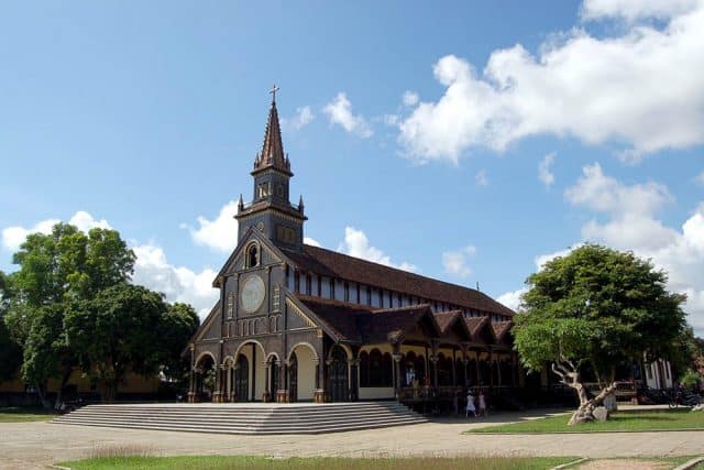 Nhà thờ chính tòa Kon Tum