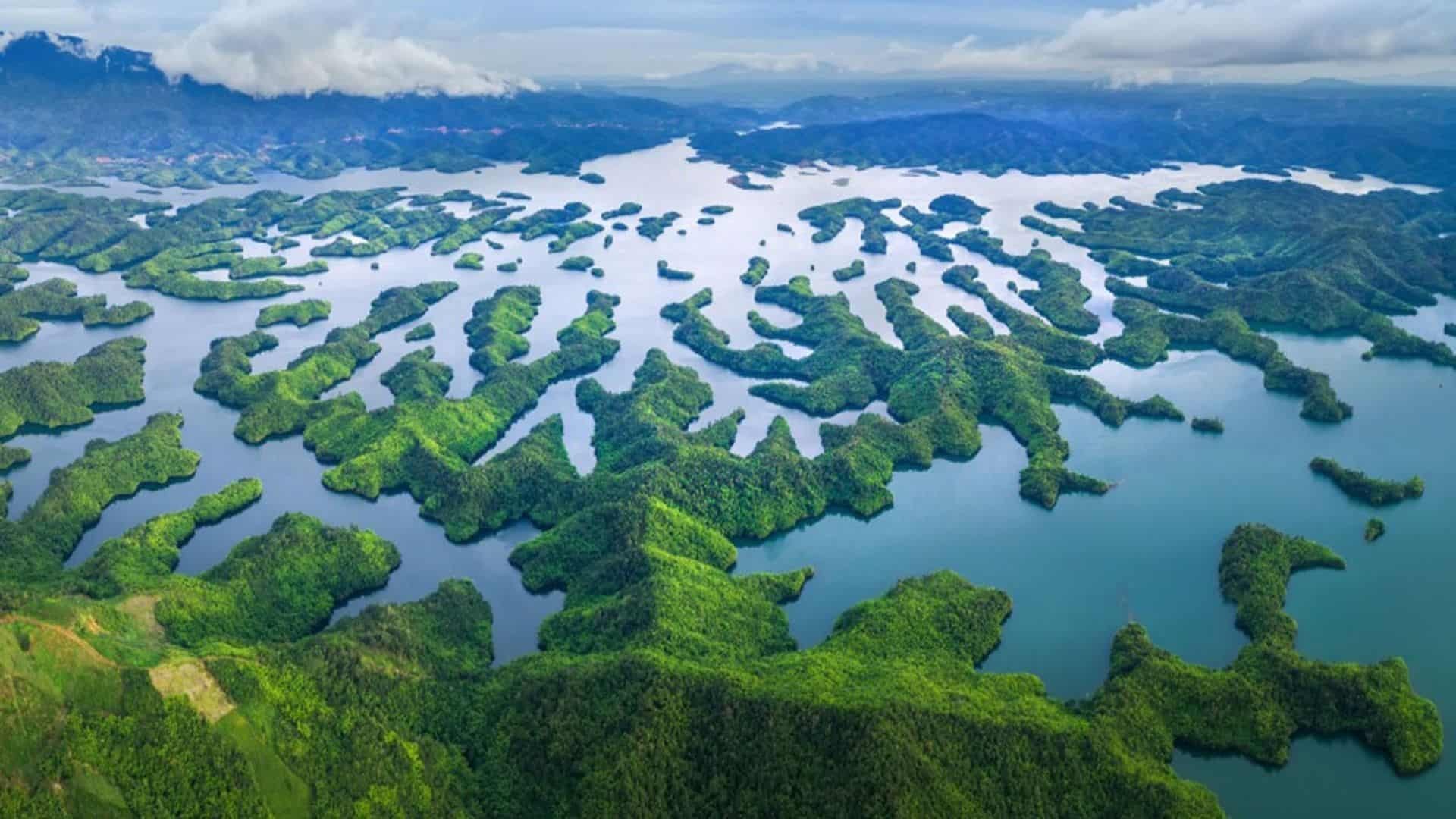 Khung cảnh Vịnh Hạ Long Tây Nguyên tại hồ Tà Đùng với hàng chục đảo nổi